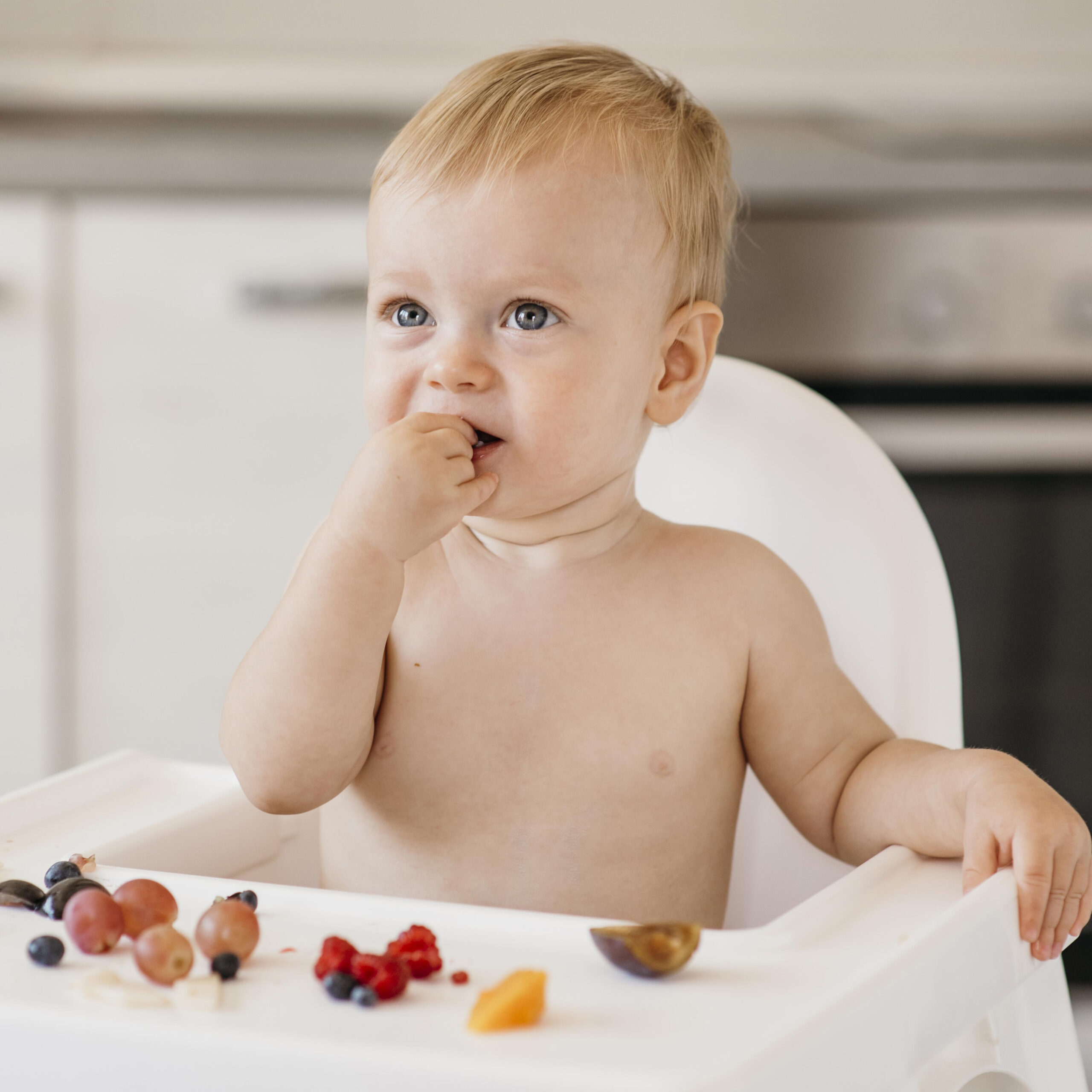Baby nascht Obst