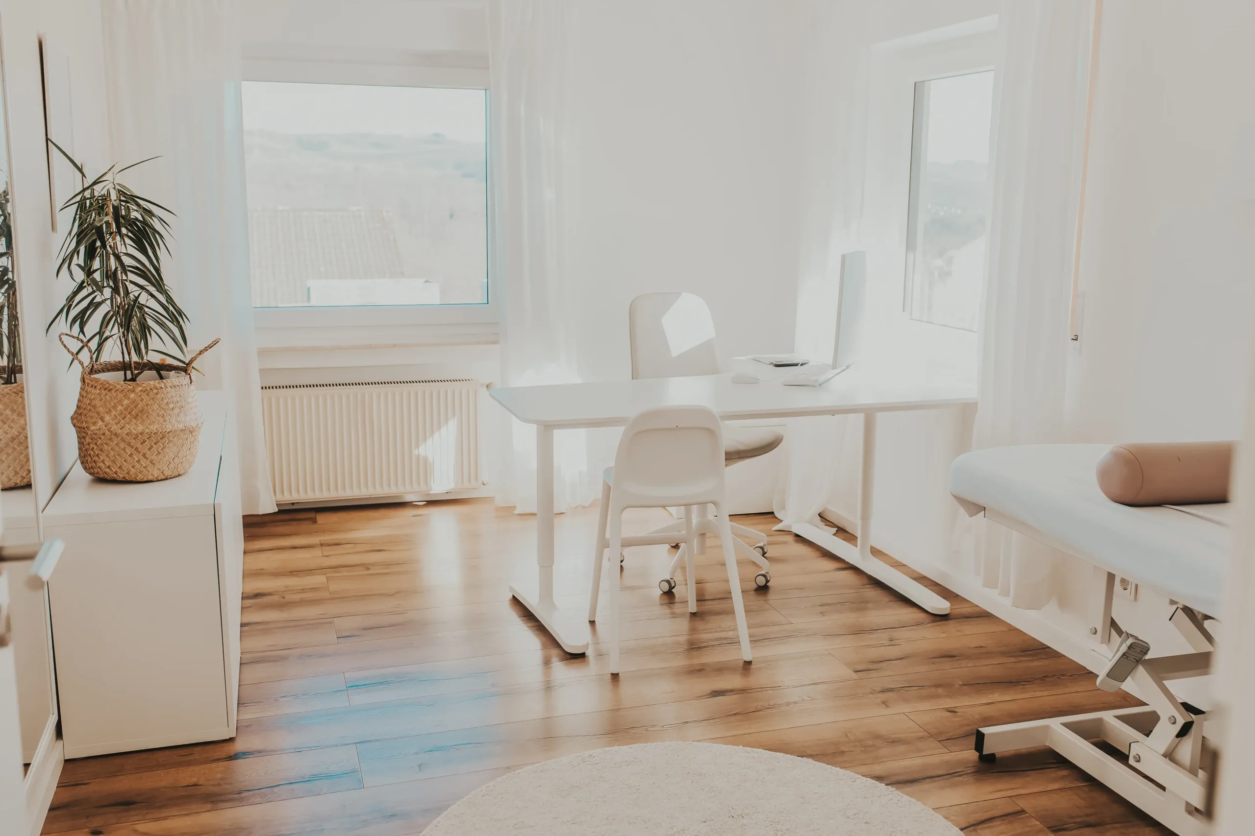 Behandlungszimmer Schreibtisch Liege